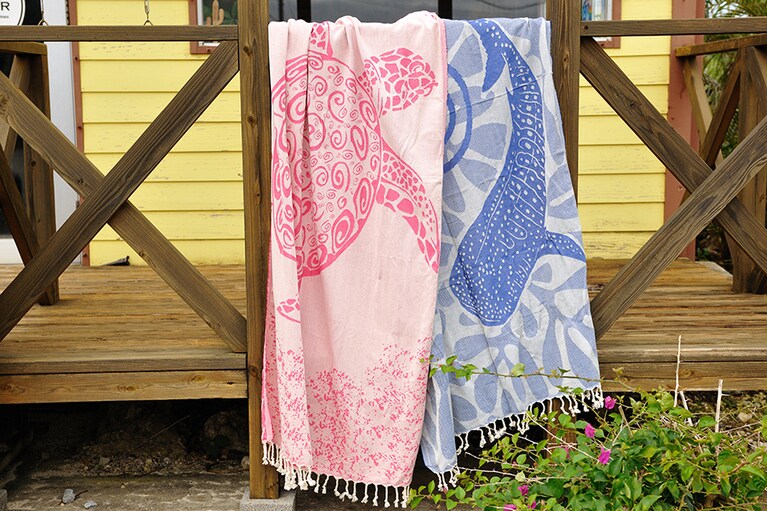 ジンベエザメやウミガメの柄が可愛い“速乾ビーチタオル” 各5,900円。