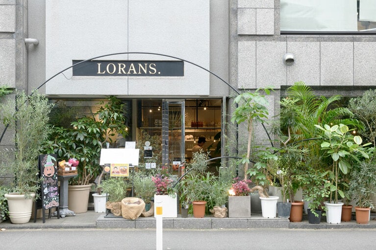 店頭にはあふれんばかりのグリーンがいっぱい。