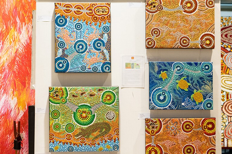 コリン・ジョーンズさんのドットペインティングAUD3,500～。