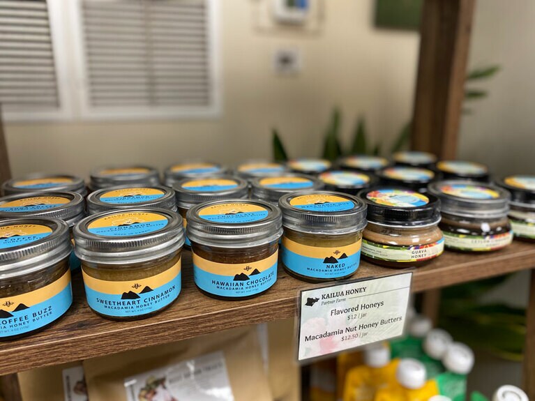 クアロア・グロウンの農産物と地元生産者のコラボ商品を見つけるのも楽しい。カイルア・ハニーのはちみつ加工品。。