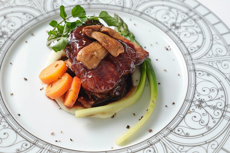 メニュー例。フランスの伝統的な調理法と、長野の多彩な食材を融合させた料理の数々が味わえる。