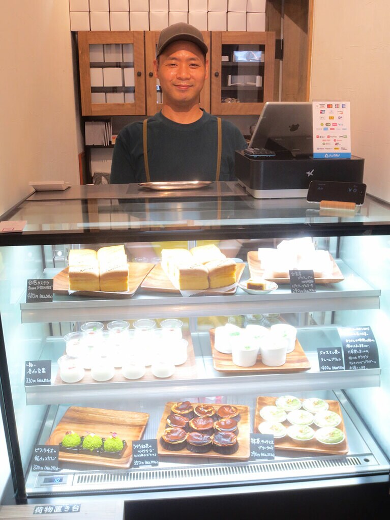 吉田シェフが丁寧に説明しながら販売。