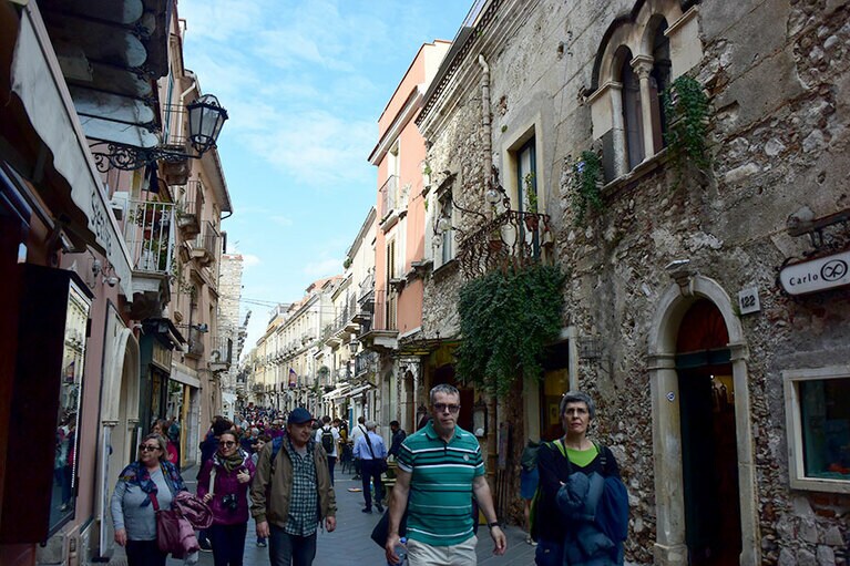 ローカルのショップに交じって、ブランドショップも連なるウンベルト通り。