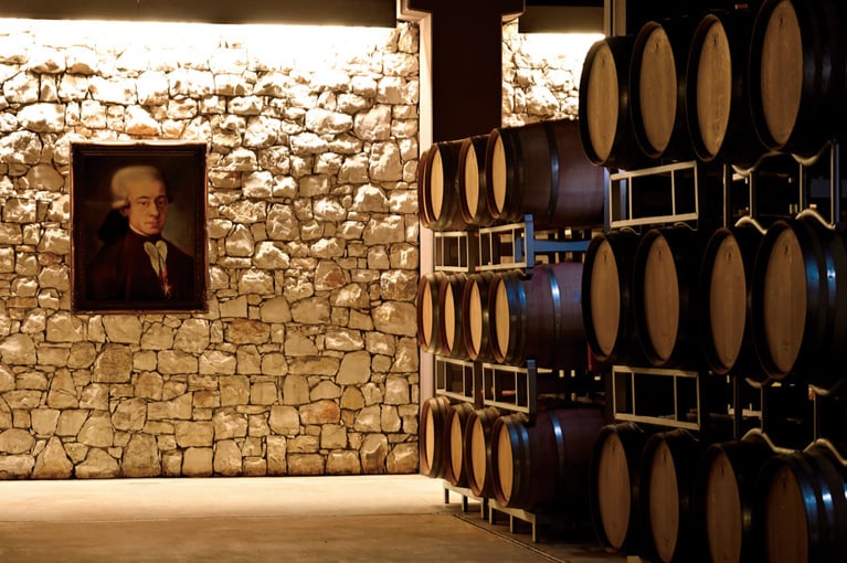 貯蔵庫の樽とともに飾られたモーツアルトの肖像画。