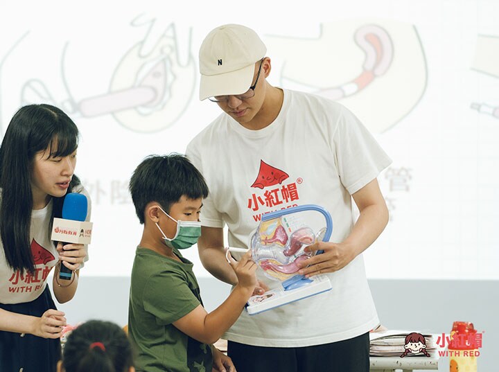 博物館でのワークショップ、各地の学校への出張月経教育のほか、講師育成も手がける。また政府への働きかけの結果、台湾の小中高、大学・専門学校でナプキンが無料支給される制度が2023年からスタートした。