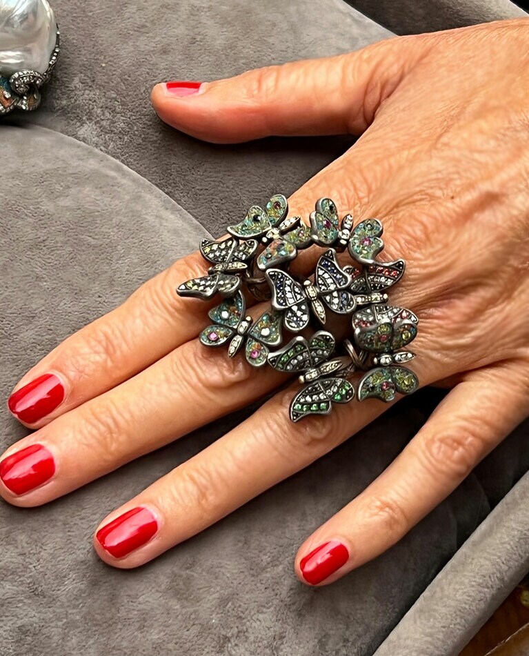 8匹の蝶が舞指輪。指3本分のボリューム！