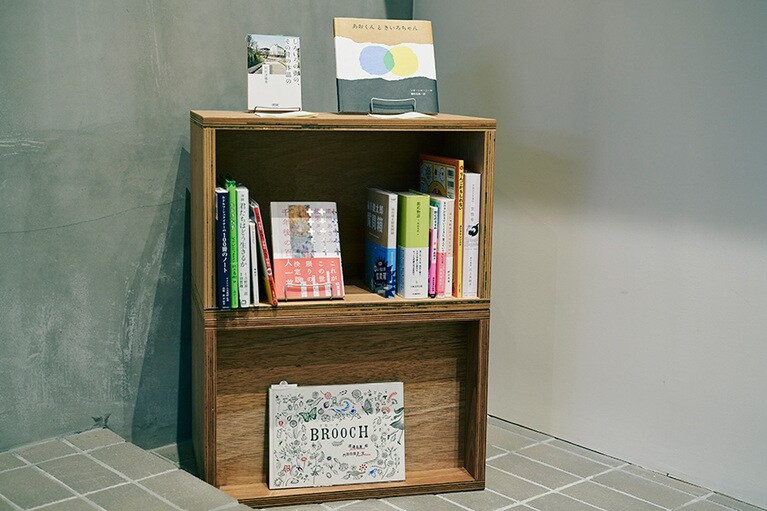 エントランスにある清川あさみさんセレクトの本箱。