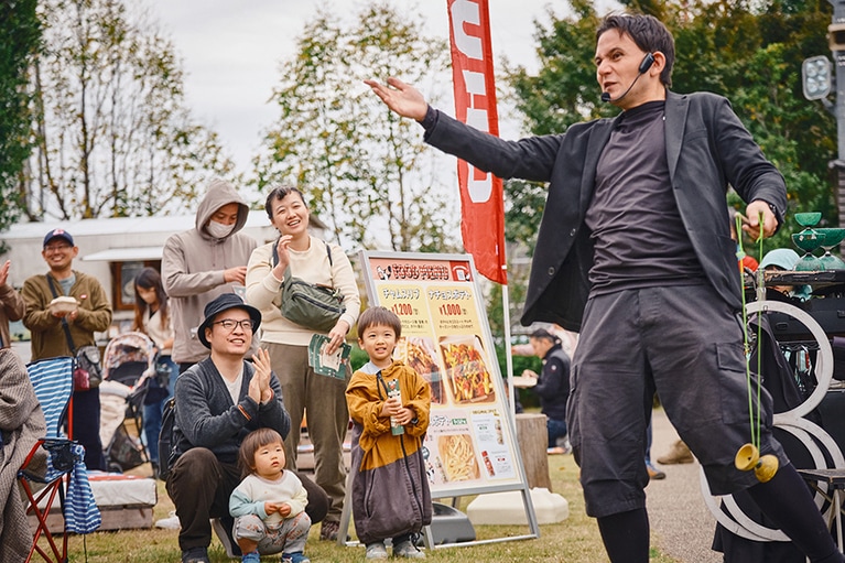 大道芸のパフォーマンスも披露。