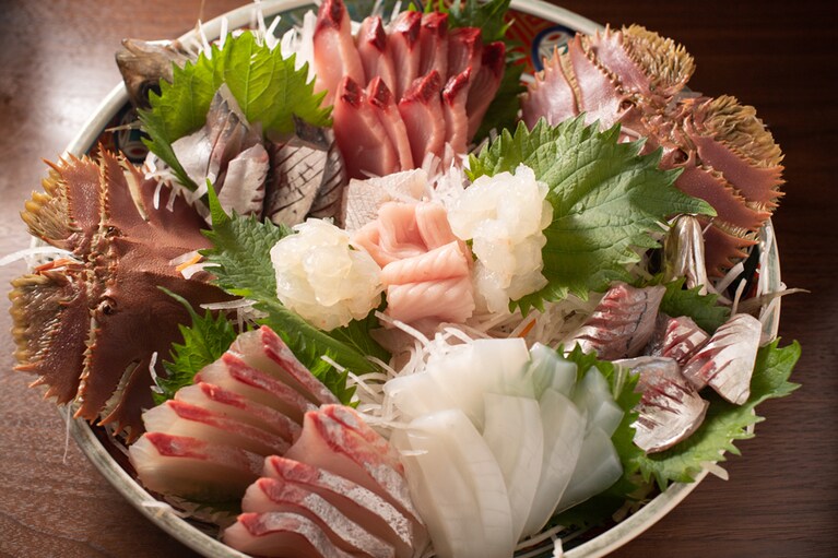 大将にすすめられるままに、青唐辛子を割って刺身醤油に入れ、刺身につけて食べたらおいしさ倍増。