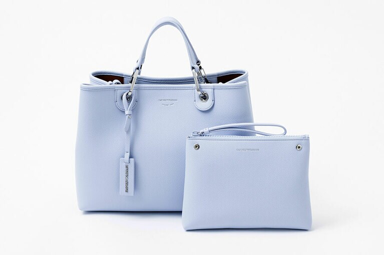 30,800円(ショルダーストラップ、インナーポーチ付き)。