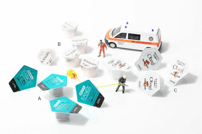 A：炭と吸着泥を配合したもっちりとした弾力泡が肌を包むように洗い上げ、後肌はふっくら。ディープクリア 洗顔パウダー 30回分 1,800円／ファンケル B：アミノ酸系洗浄成分の働きで、肌負担なく余分なものを落とし、メイクのりのよい肌へ。リフレッシング パウダー ウォッシュ 0.4g×32個 3,000円／カネボウインターナショナル Div. C：ピュアビタミンCと2種類の酵素を配合。毛穴の黒ずみもすっきりオフし、透明感が復活。オバジC 酵素洗顔パウダー 0.4g×30個 1,800円／ロート製薬 オバジコール