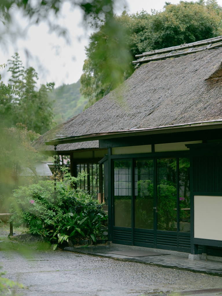 築100年以上、茅葺き屋根の母屋が出迎える。