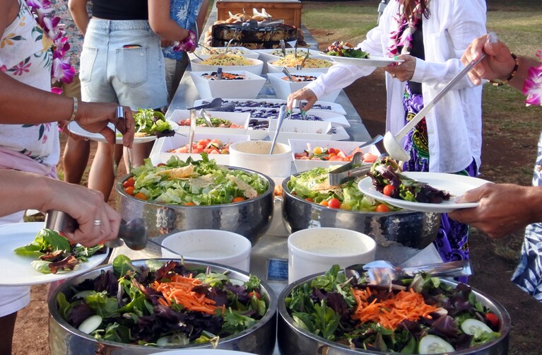 プレミアム席の観客はビュッフェに優先的に並べます。