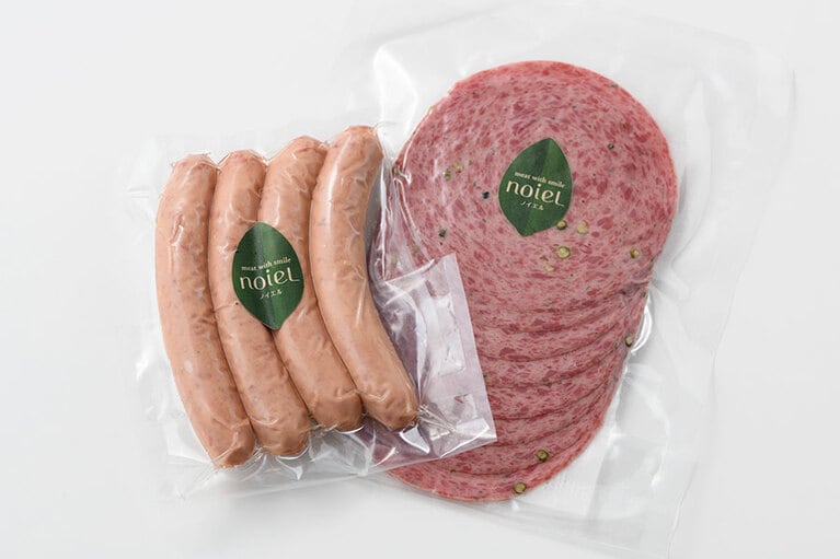 【和歌山県】左から：Noiel(ノイエル)の「熊野牛のヴルスト」600円(120g)、「紀州鹿のソーセージ」530円(100g)。