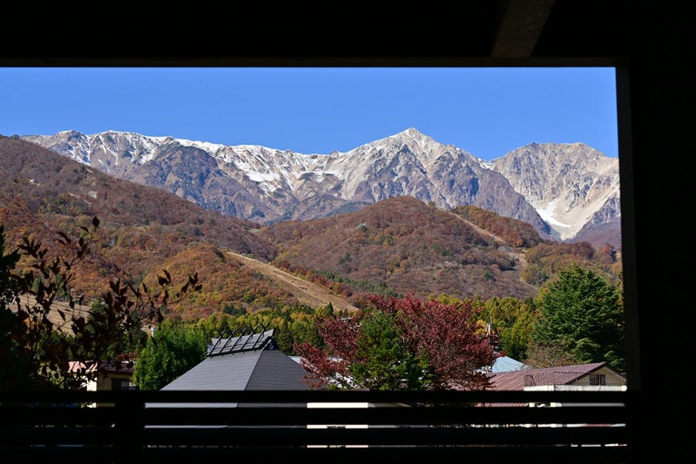 季節により白馬岳に現れ、苗代作業の時期を示す雪形「代搔き馬」も見える。