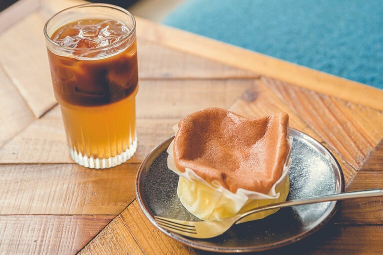 半熟カステラ「皺皺 半熟蜂蜜蛋糕」。 150元。 「南島煙燻冰咖啡」は愛玉、冬瓜茶、キンモクセイのシロップにエスプレッソを重ねたもの。愛玉子入り。 200元。