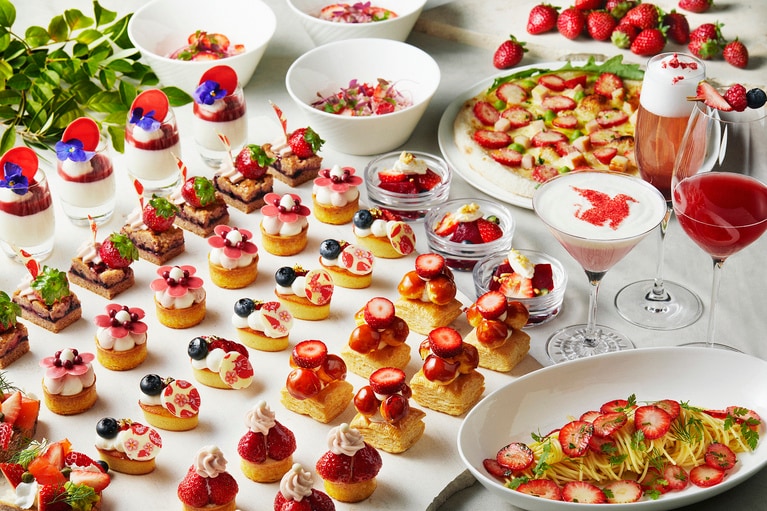 「オリアナ・ティラバッシ氏とのコラボ 贅沢ストロベリービュッフェ」のイメージ。大人1名6,900円、お子様（6歳から12歳まで）1名3,450円（ともに税・サ込）。要予約。提供期間／～2025年5月6日（火・振休）までの土日祝日およびGW期間。