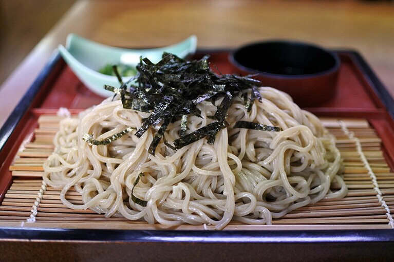 名物のもずくそば。ほんのりと磯の香りが。