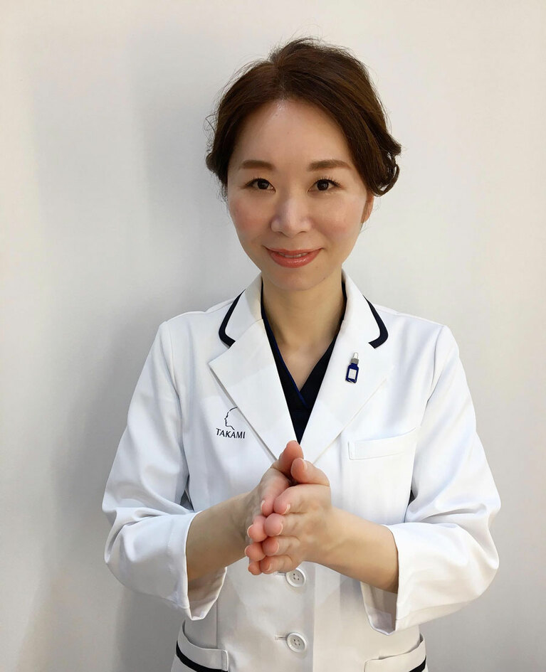 クレンジングを手に載せたら、両手を体の前で合わせて……