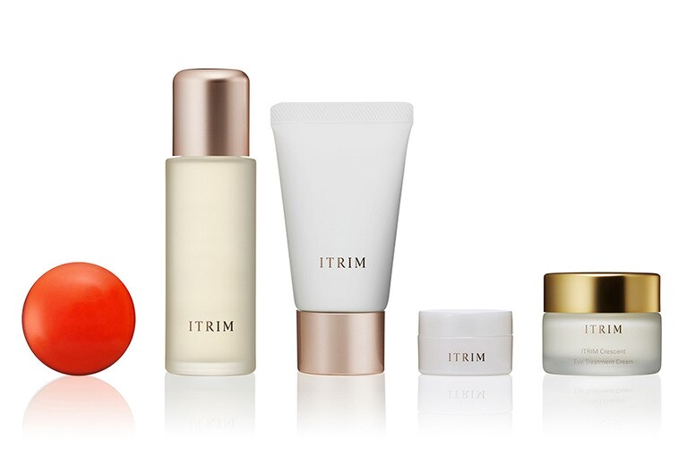 「ITRIM ホリデー フェイスケアキット〈E〉」 18,000円(限定発売)。セット内容：ITRIM クレセント アイ トリートメントクリーム 12g(現品)、ITRIM エレメンタリー フェイスソープ 10g、ITRIM エレメンタリー スキンローション 30ml、ITRIM エレメンタリー スキンエマルジョン 20ml、ITRIM エレメンタリー スキンクリーム 3g。