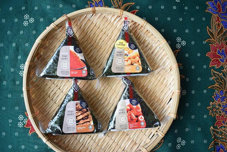 左上より時計回りで「えびっこマヨ」「ソルティッドエッグエビ」「はちみつシラチャーチキン」「チキンサテー」。価格は全て5.5リンギット(約150円)。