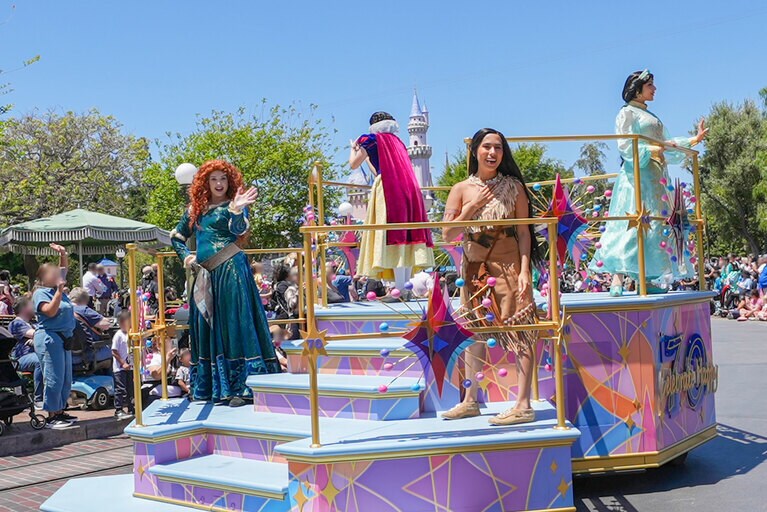 プリンセスは、誰になるか当日のお楽しみ！　1日数回実施されるパレードですが、毎回違うプリンセスになることも!?