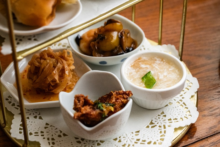 鳥籠の三段目は、手前から時計回りに、柚子香るユーリンチー、海老団子の揚げもの、海老の黒豆味噌炒め、干し貝柱のあんかけ茶碗蒸し。