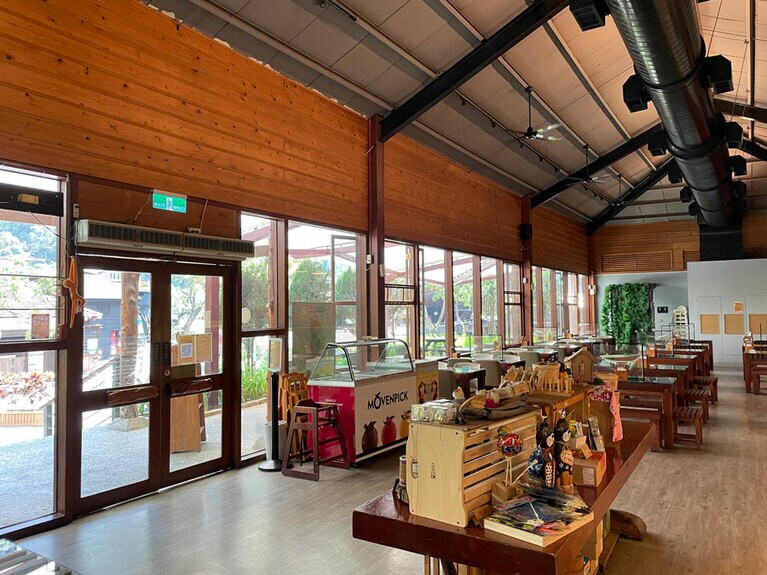 店内中央にはお土産販売コーナーも。