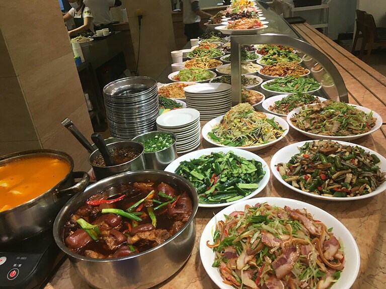 メニューは50種類以上。ベジタリアンメニュー等も用意。