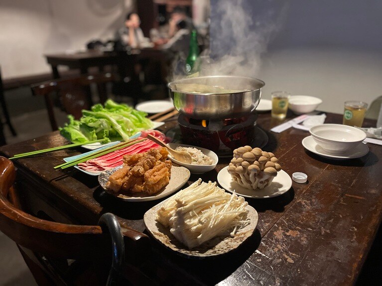 漢方なども配合されたスープと、別に用意された各種たれを合わせて鍋をお召し上がりください。鍋代は1人350元です。