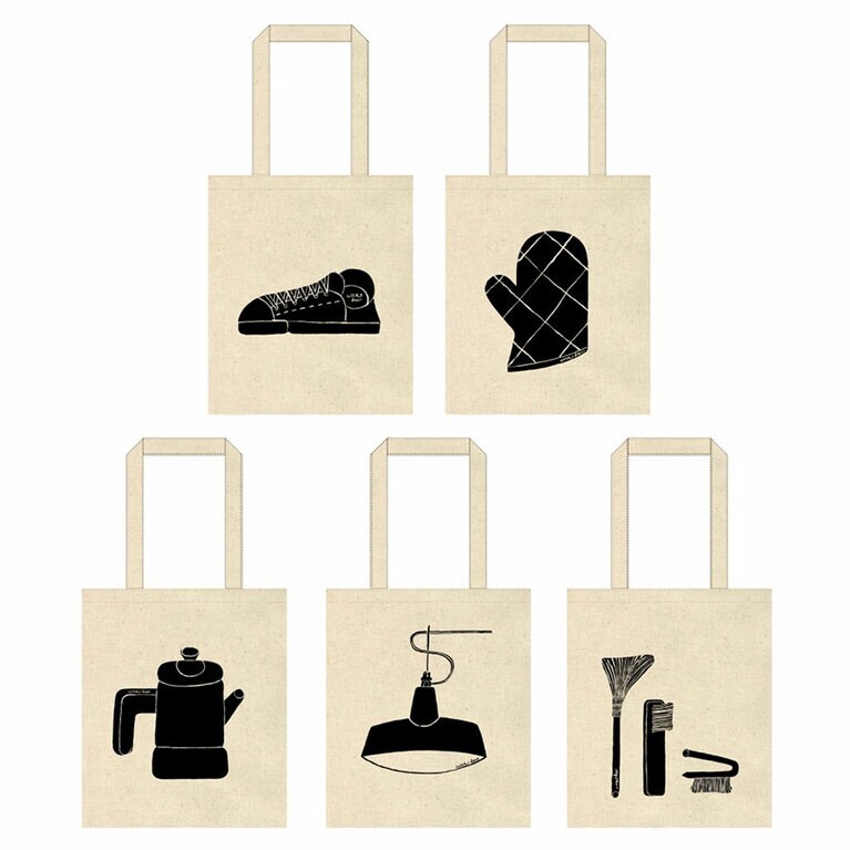 会場のイラストを担当したイラストレーター勝山八千代さん。勝山さんの作品をモチーフにしたオリジナルトートバック 1,100円(税込)。