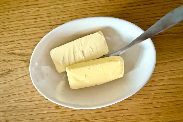 濃い黄色のグラスフェッドバター。クセがないので様々な料理に活躍。