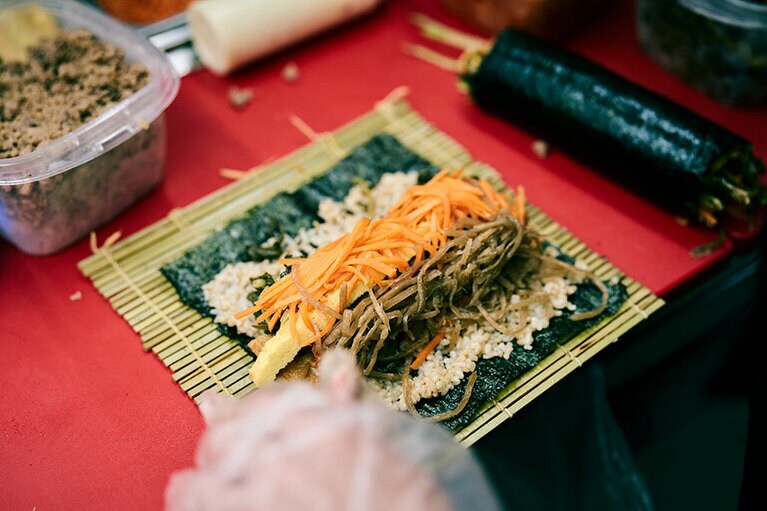 「トントンキンパ」のキンパはごはんが少なめで軽やか。