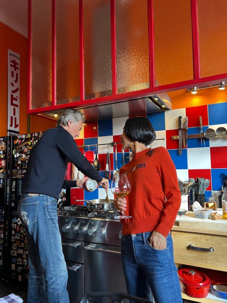 ポップなキッチンで夫婦の会話。