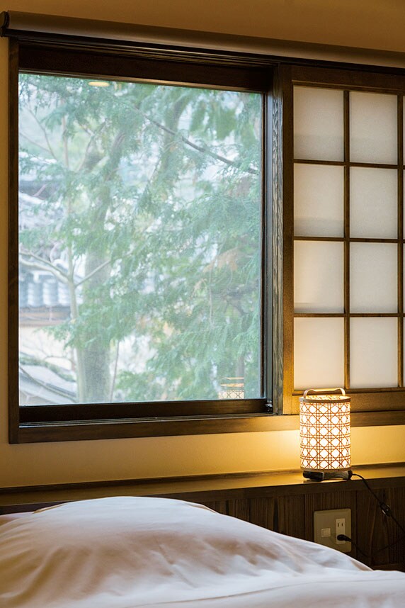 【登録有形文化財の宿 名泉鍵湯 奥津荘】ベッドルームを備えた洋室「紅葉」。／Photo: Manami Takahashi