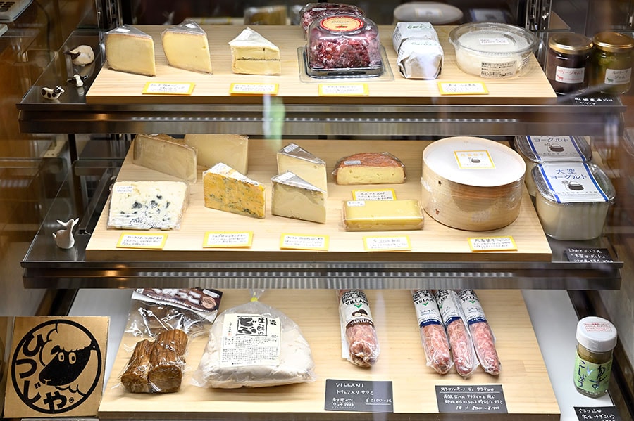 チーズは道産も含めて大充実。「山田農場チーズ工房」の“ガロ”やフレッシュタイプの山羊チーズのほか、「しあわせチーズ工房」の名ハードチーズ“幸(さち)”なども。