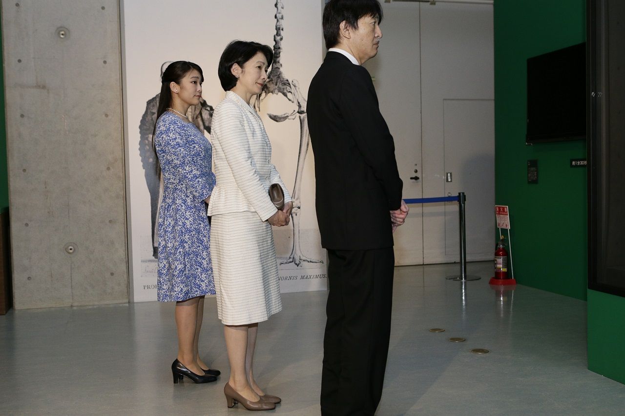 特別展「大英自然史博物館展」を鑑賞された秋篠宮ご夫妻と眞子さま。©JMPA