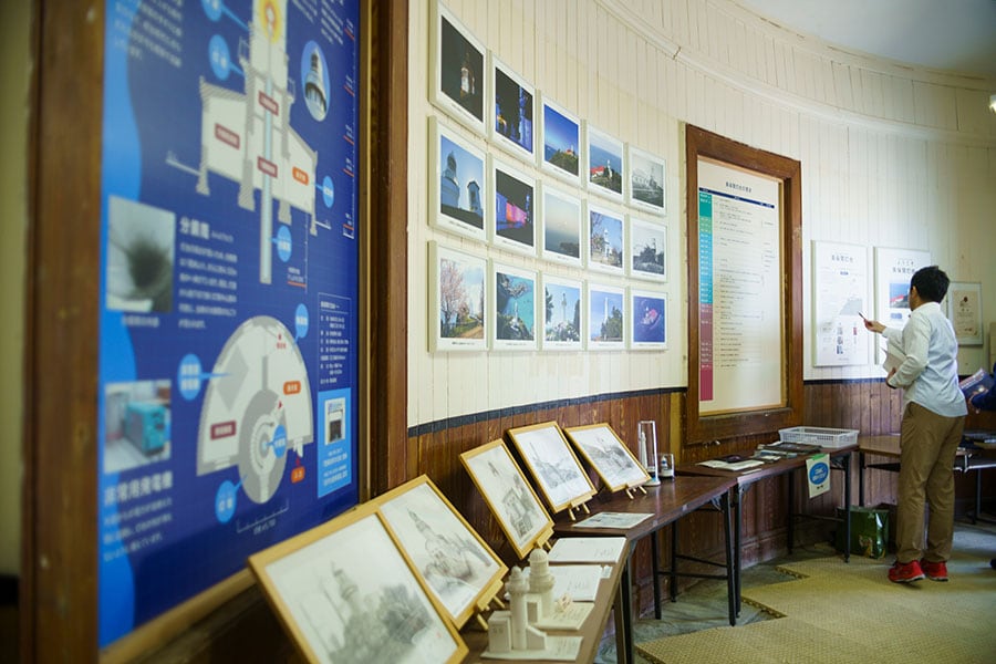 資料館では美保関灯台の歴史や構造をパネルで紹介している。