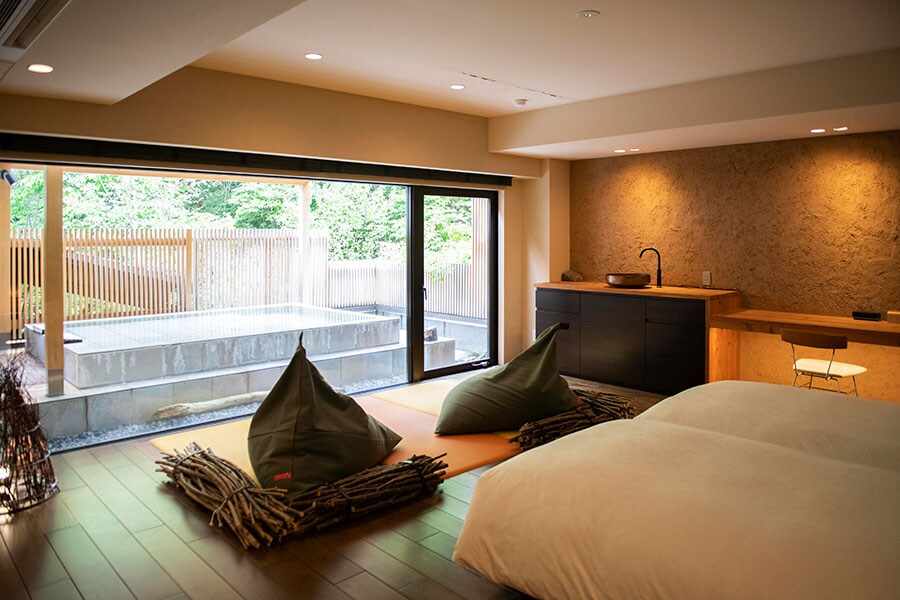 2019年の改装で登場した「然」シリーズの部屋。シーリーのベッドが設らえられた59平米以上の客室。それぞれに趣の違う露天風呂を完備。