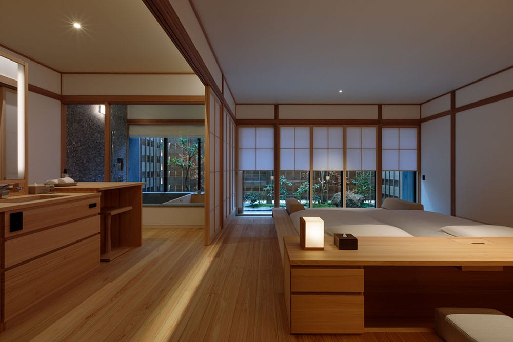 檜が香る客室の一例。室内からも露天風呂からも坪庭が美しく目に映える。写真＝Tomohiro Sakashita。
