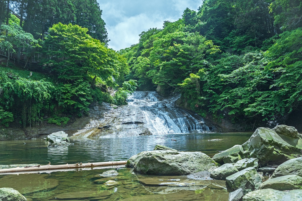 「粟又の滝」。養老渓谷では6つの滝を巡ることができる。