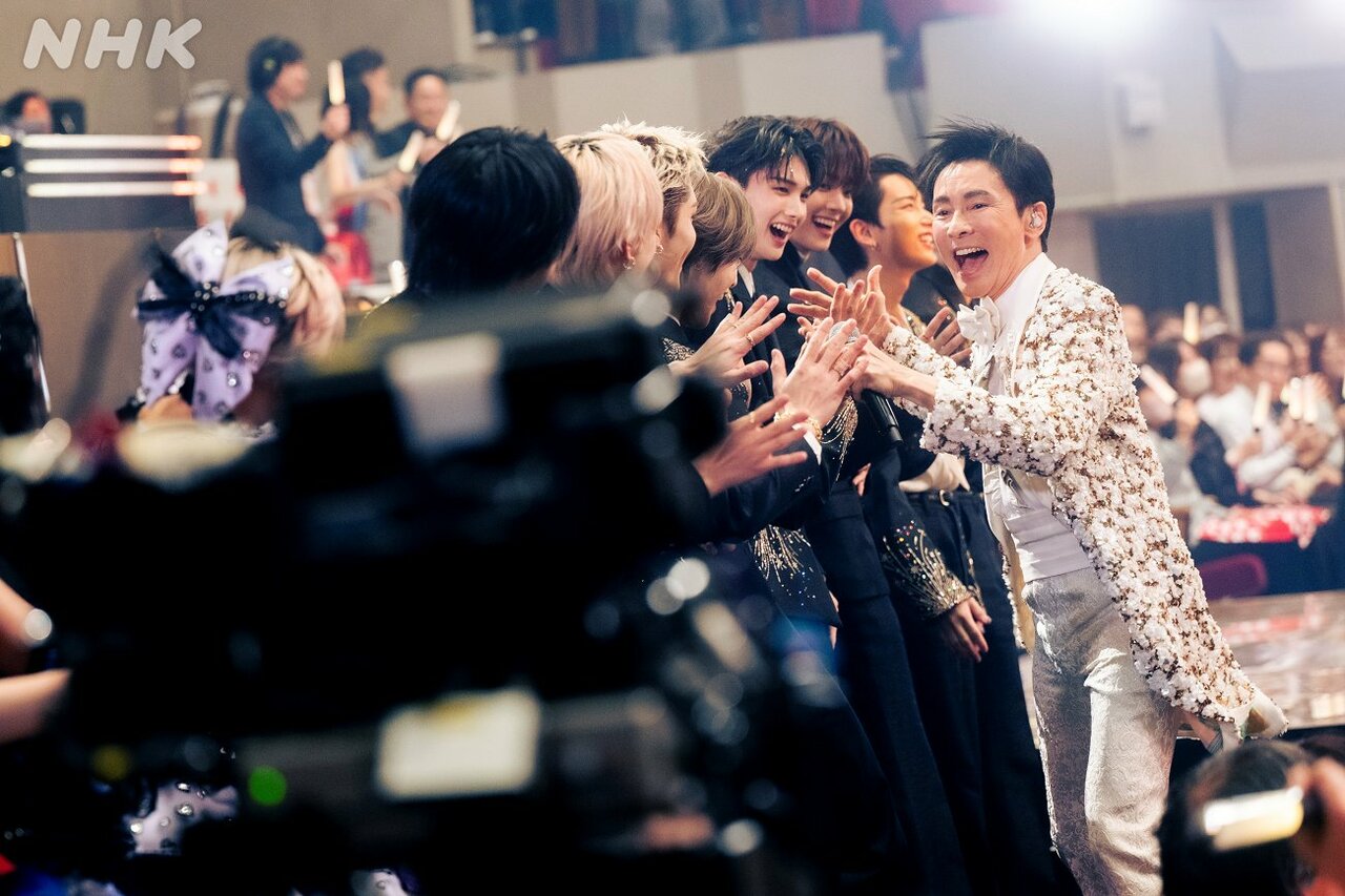NHK紅白歌合戦 公式Xより。ハイタッチ瞬間の笑顔のエモさが永久保存レベル（号泣）。ありがとう！　これまで本当にありがとう！