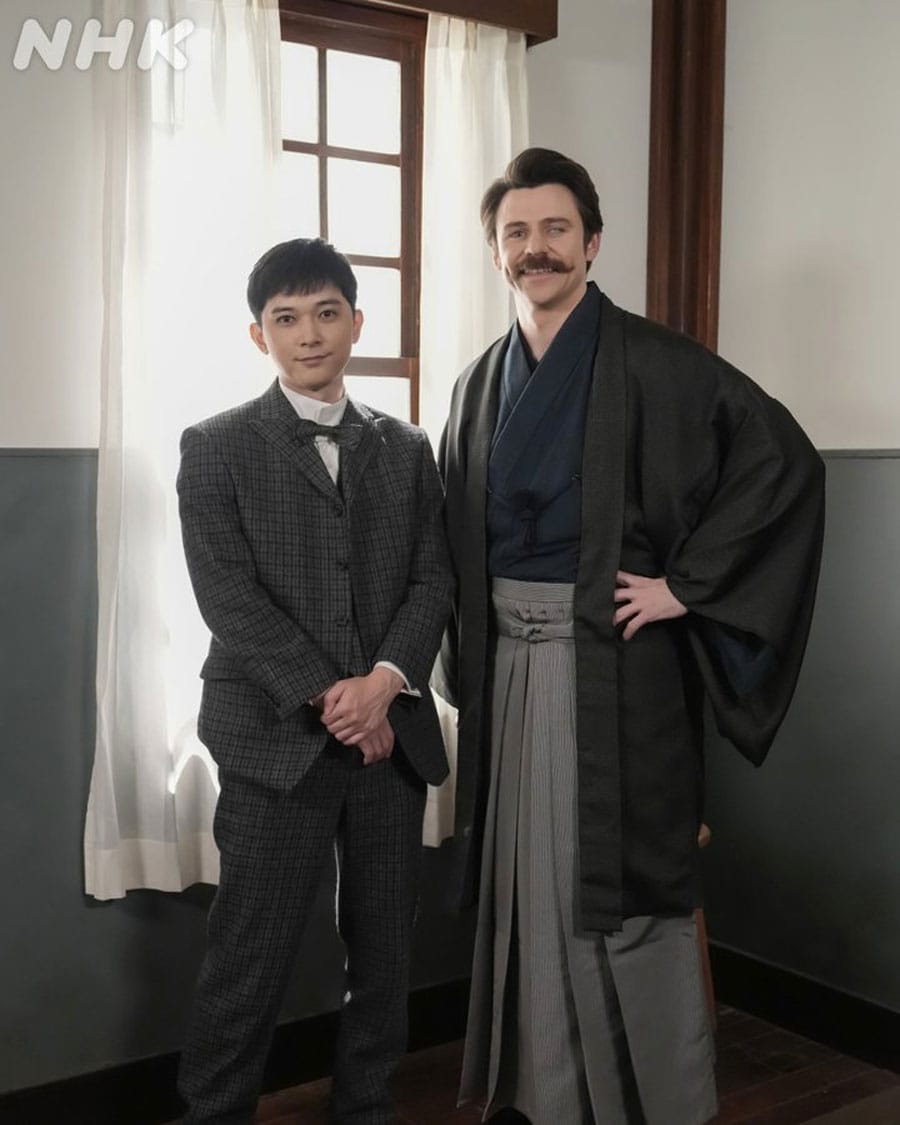 錦織（吉沢亮）とヘブン（トミー・バストウ）。「ばけばけ」公式Xより。