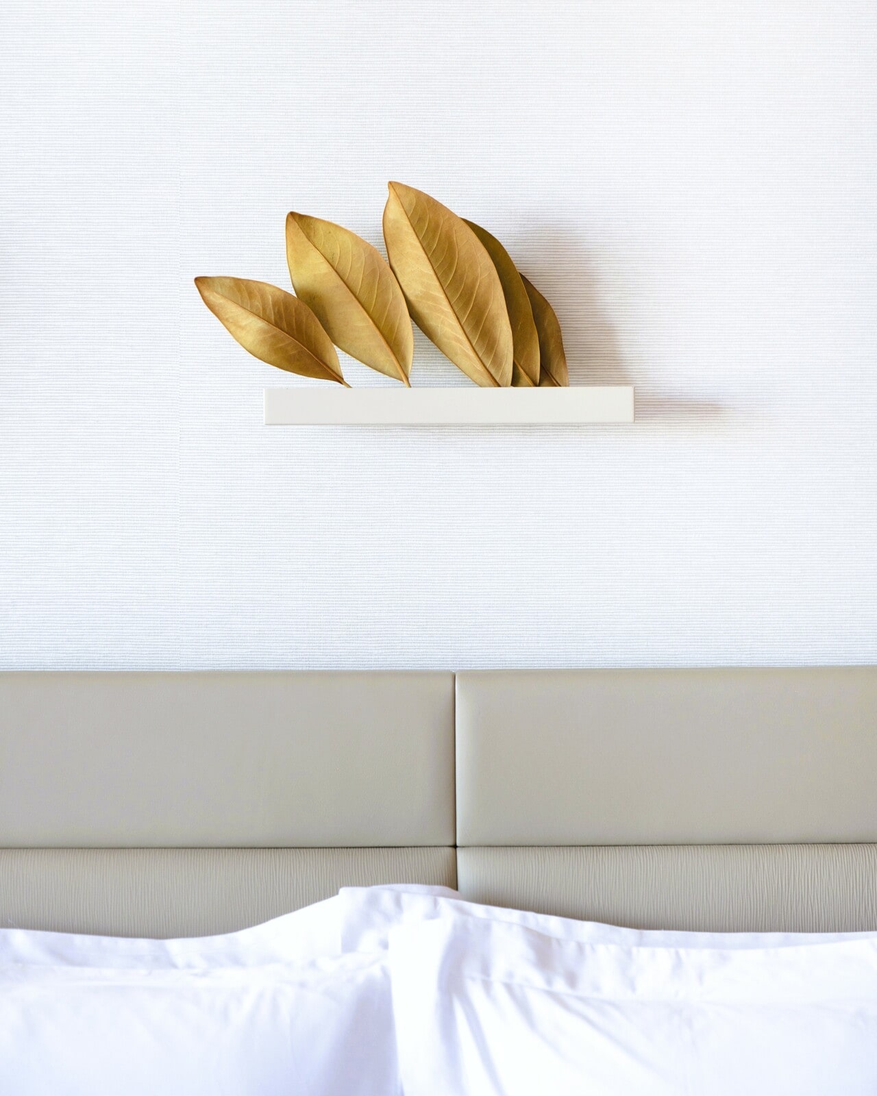 ベッド上部のアートワークもこれまで通り。窓全面から差し込む朝日を浴びて、心身のリズムをリセット。