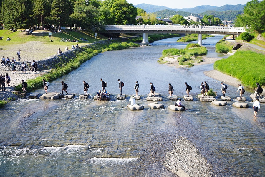 【#飛び石】京都アニメーション制作の人気アニメ「けいおん！」のオープニングでは、主人公たちが飛び石を使って川を渡ろうとする様子が描かれている。飛び石には亀や千鳥の形も！　探してみて！