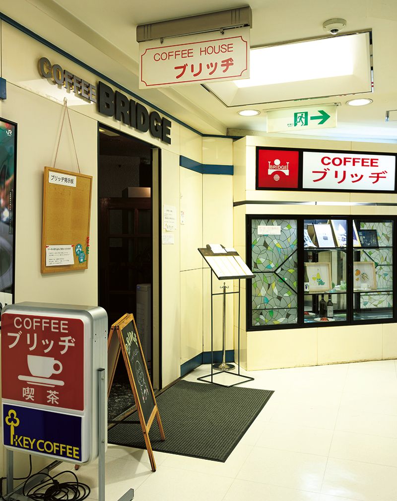 1958年開店の老舗で、昭和の雰囲気が漂う。現店長の山口翔太郎氏は三代目。店頭には向田の写真・記事も飾られており、ファンも訪れる。