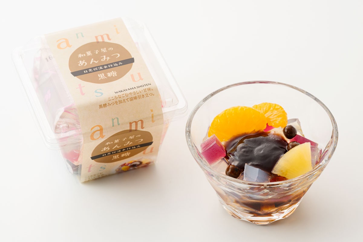 和菓子屋の角カップあんみつ黒糖 324円（300g）／若山商店