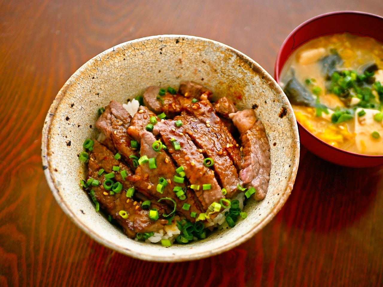 15センチのどんぶりに盛ったステーキ丼。