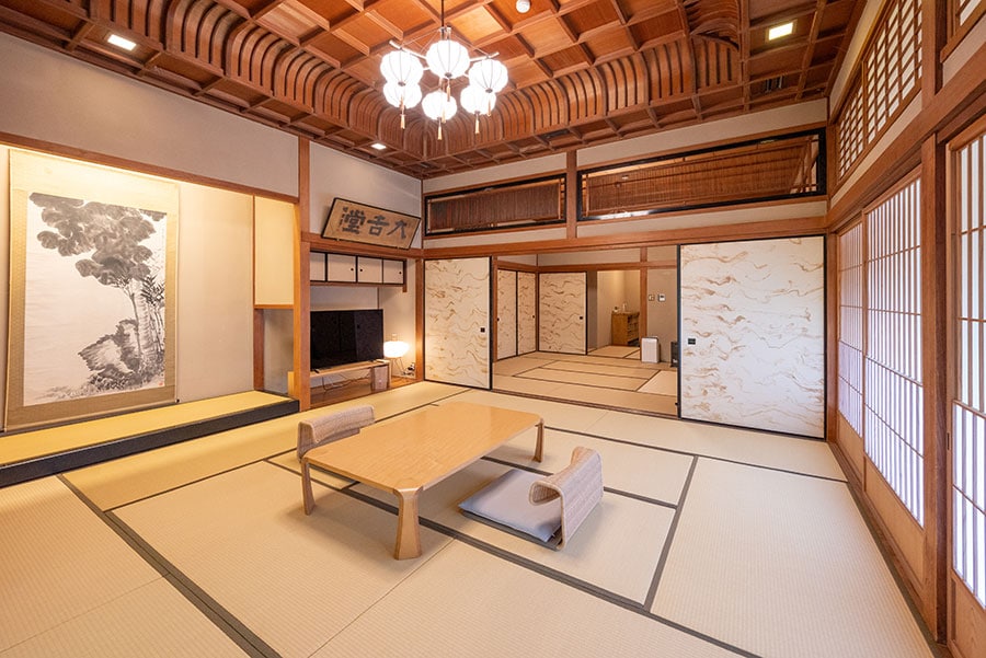 鍋島直大公の別邸を移築。こちらは居間として使われていた、最も格式のある「老松の間」。