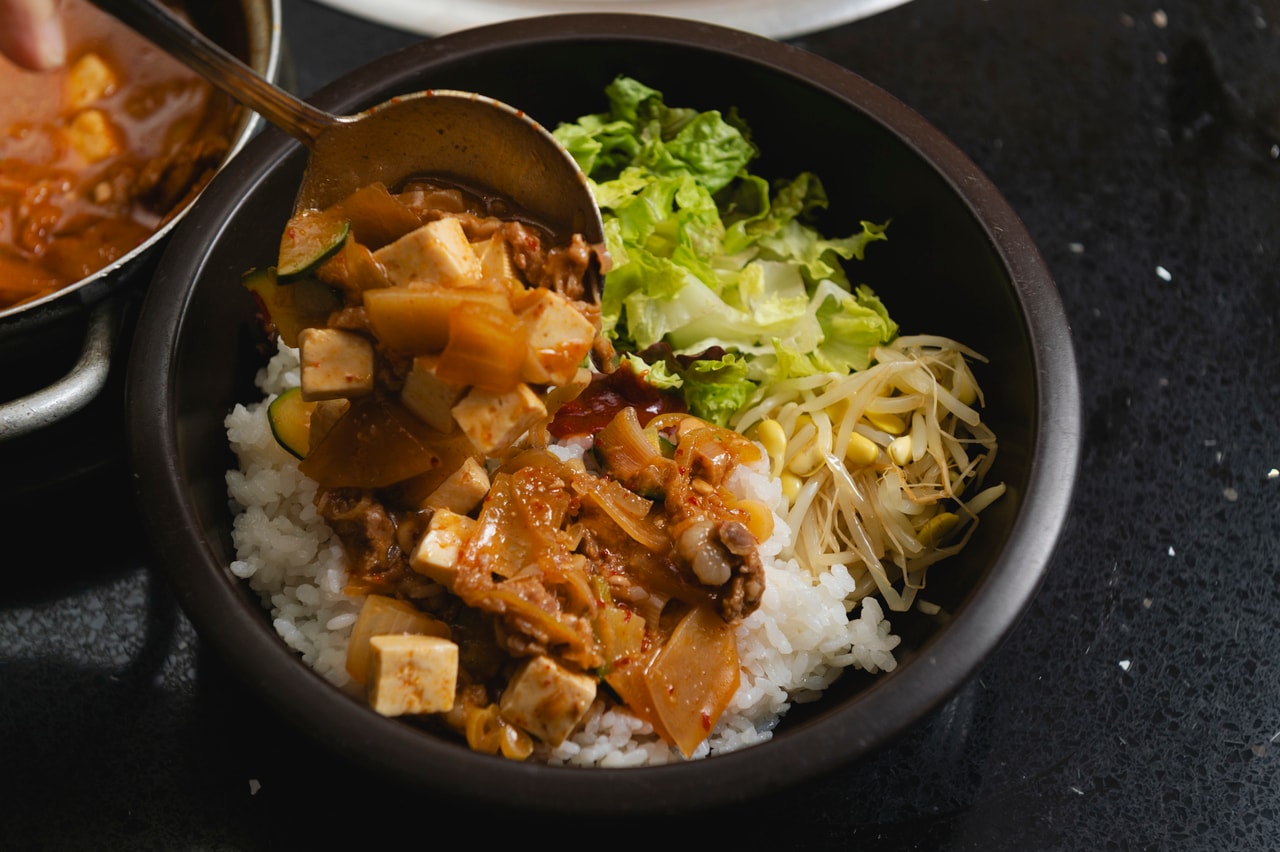 「チャドル味噌チゲ」の具とスープをごはんにかける。